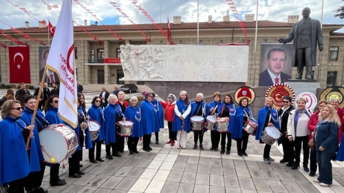 Eskişehir'de 29 Ekim Kadınları Derneğinden Cumhuriyet Bayramı töreni